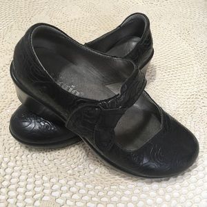 Algeria by PG Lite Black Flower Pattern Clog Shoes